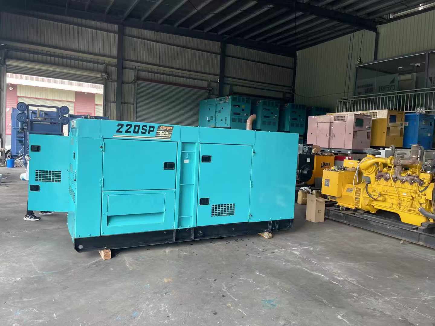 中方柴油发电机组长期不间断运行时，如何监控其温度和压力？